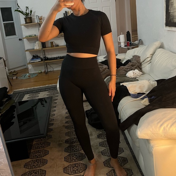 Bo+Tee Scrunch Leggings and Cropped Gym Shirt Set - Picture 2 of 3